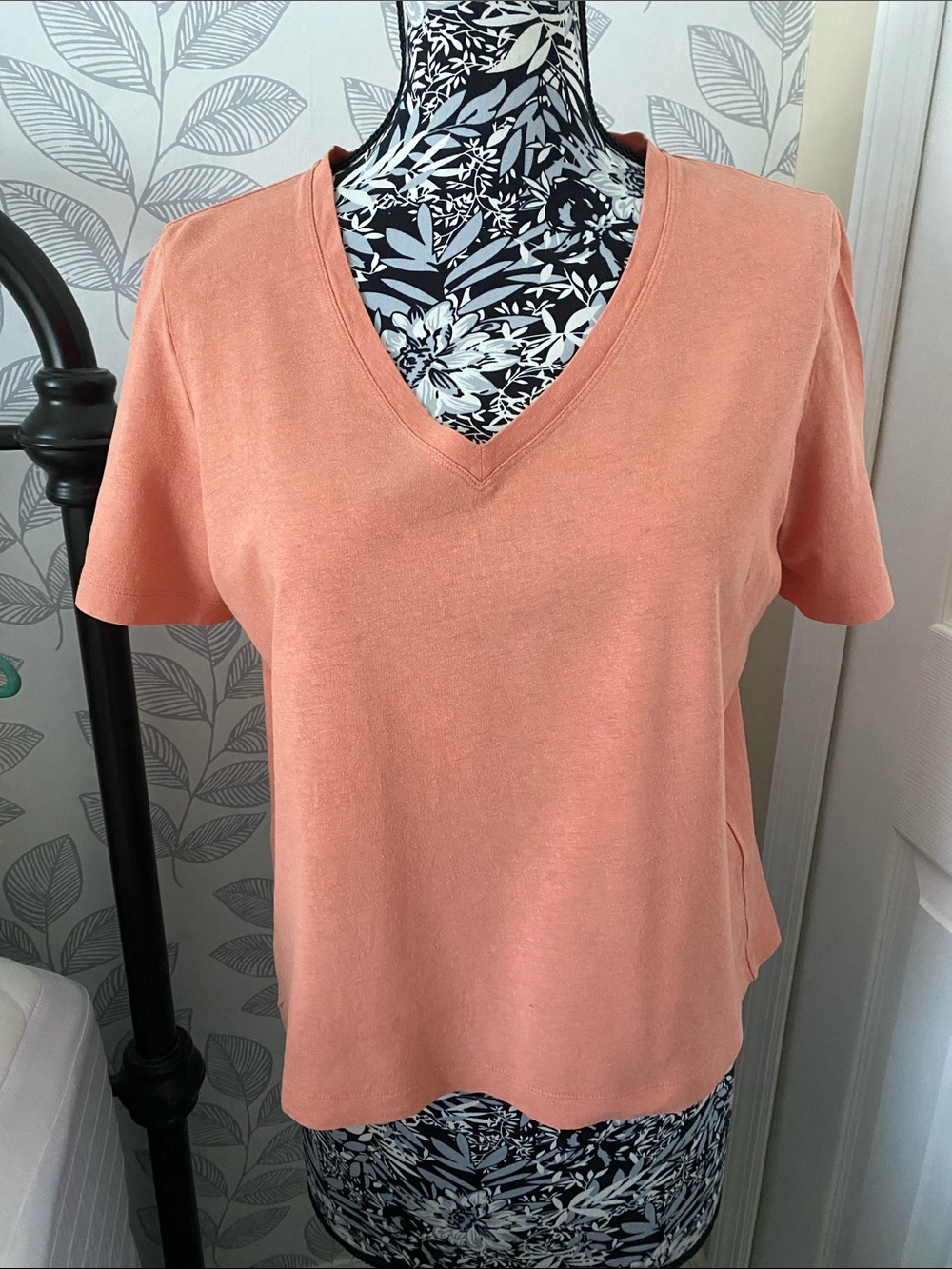 Lafayette 148 New York James V neck tee shirt in linen/cotton blend - Picture 2 of 6